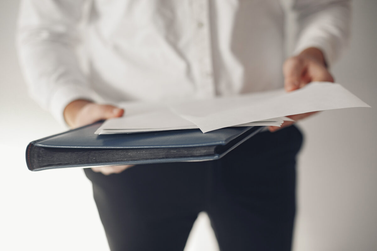 Business Person, hält Dokumente und einen Ordner